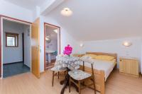 Posteľ alebo postele v izbe v ubytovaní Apartments Mirjana Blue Beach