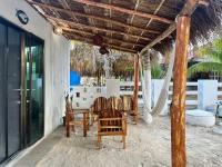 un grupo de sillas sentadas bajo una sombrilla en la playa en Loft gaviota vista jardín 15 mts de playa, en El Cuyo