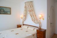 Postel nebo postele na pokoji v ubytování Barony Le Pergole holiday apartments Lugano