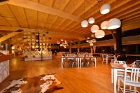 En restaurant eller et andet spisested på Gondwana Kalahari Anib Lodge