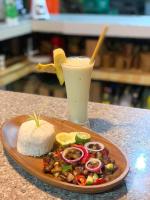 un plato de comida con arroz y una bebida en una mesa en Villa-Atlas Guest House, en Isla de Malapascua
