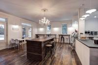 uma cozinha com um balcão e uma sala de jantar em Le 900 Tremblant Inn Café and Bistro em Mont-Tremblant