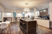 uma grande cozinha com um bar com bancos em Le 900 Tremblant Inn Café and Bistro em Mont-Tremblant