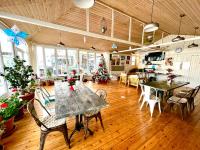 Restaurace v ubytování Laguna Beach Club Bazaleti Lake