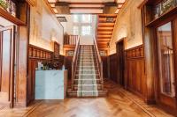 eine Treppe in einem Zimmer mit Holzwänden und Holzböden in der Unterkunft Boutique hotel Shamon in Eeklo