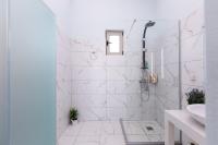 Kúpeľňa v ubytovaní Villa Vera - With Private Heated Pool & Jacuzzi
