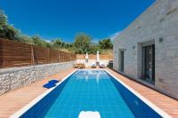 Bazén v ubytovaní Villa Vera - With Private Heated Pool & Jacuzzi alebo v jeho blízkosti