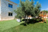 Vonkajšia záhrada v ubytovaní Villa Vera - With Private Heated Pool & Jacuzzi