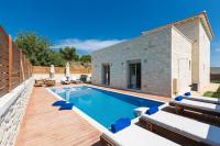 Bazén v ubytovaní Villa Vera - With Private Heated Pool & Jacuzzi alebo v jeho blízkosti