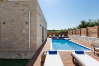 Bazén v ubytovaní Villa Vera - With Private Heated Pool & Jacuzzi alebo v jeho blízkosti