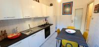 A kitchen or kitchenette at COMODO AL MARE