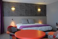 Habitación de hotel con cama y mesa roja en Hotel &amp; Spa Marina d&#39;Adelphia, en Aix-les-Bains