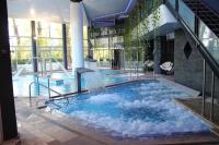 una piscina con una fuente de agua en un edificio en Hotel &amp; Spa Marina d&#39;Adelphia, en Aix-les-Bains