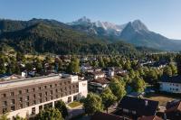 Una vista aérea de una ciudad con montañas al fondo. en aja Garmisch-Partenkirchen, en Garmisch-Partenkirchen