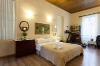 Posteľ alebo postele v izbe v ubytovaní Psyri Neoclassical House Yard Free Parking