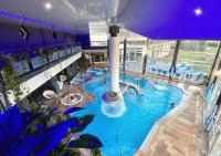una vista aérea de una gran piscina en un edificio en Hotel &amp; Spa Marina d&#39;Adelphia, en Aix-les-Bains