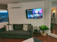Televízia a/alebo spoločenská miestnosť v ubytovaní Avenida Palma de Mallorca City center with sea views BY NAMASTE ELITE