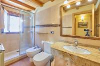 A bathroom at Aparthotel Areu