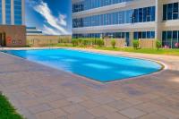 Bazén v ubytování Octavius Holiday Home, Large 2 Bedroom Apartment near Global Village & Outlet Mall nebo v jeho okolí