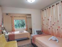 Postel nebo postele na pokoji v ubytování แสงหิรัญ บีช รีสอร์ท