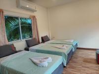 Postel nebo postele na pokoji v ubytování แสงหิรัญ บีช รีสอร์ท