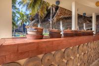 eine Reihe hölzerner Töpfe, die auf einer Wand stehen in der Unterkunft Kiwengwa Beach Resort in Kiwengwa