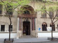 Eine Fassade oder ein Eingang zu West Side YMCA