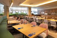 uma sala de jantar com mesas e cadeiras de madeira em ART HOTEL Nippori Lungwood em Tóquio