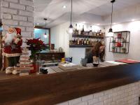 une femme assise à un bar dans un restaurant dans l'établissement Aparthotel Pine Hills Pamporovo, à Pamporovo