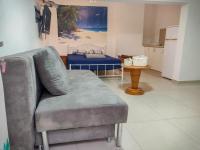 ein Wohnzimmer mit einer Couch und einem Tisch in der Unterkunft הבית הלבן של נתן in Eilat