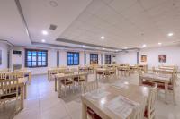 ein Esszimmer mit Tischen, Stühlen und Fenstern in der Unterkunft Armas Bella Sun in Side