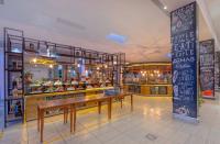 ein Restaurant mit einem Tisch in der Mitte eines Raumes in der Unterkunft Armas Bella Sun in Side