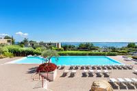 Bazén v ubytovaní Oliveto al Porto Apartments by Wonderful Italy alebo v jeho blízkosti