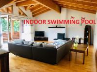 Telewizja i/lub zestaw kina domowego w obiekcie Haus Wenger Mountain View & Swimming Pool