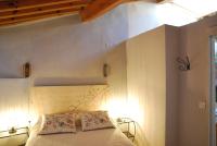 A bed or beds in a room at El Arroyo