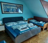 Posteľ alebo postele v izbe v ubytovaní Éva Apartmanház