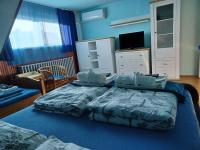 Posteľ alebo postele v izbe v ubytovaní Éva Apartmanház