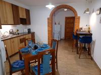 Kuchyňa alebo kuchynka v ubytovaní Éva Apartmanház