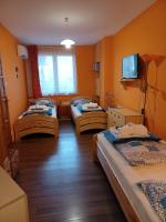 Posteľ alebo postele v izbe v ubytovaní Éva Apartmanház