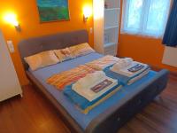 Posteľ alebo postele v izbe v ubytovaní Éva Apartmanház