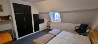 1 dormitorio con 1 cama y TV. en hebergement-luxeuil-les-bains, en Luxeuil-les-Bains