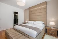 Posteľ alebo postele v izbe v ubytovaní Apartment Lara with rooftop swimming pool