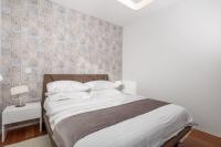 Posteľ alebo postele v izbe v ubytovaní Apartment Lara with rooftop swimming pool