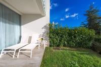 Vonkajšia záhrada v ubytovaní Apartment Lara with rooftop swimming pool