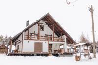 a house being built in the snow at Dolyna Mykolaya in Migovo