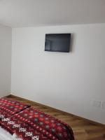 Televízia a/alebo spoločenská miestnosť v ubytovaní Casa Luca