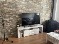 Televízia a/alebo spoločenská miestnosť v ubytovaní Apartameto Verena Deluxe