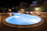 Bazén v ubytovaní Residenza Borgo Italico alebo v jeho blízkosti