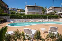 Bazén v ubytovaní Residenza Borgo Italico alebo v jeho blízkosti