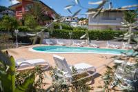 Bazén v ubytovaní Residenza Borgo Italico alebo v jeho blízkosti